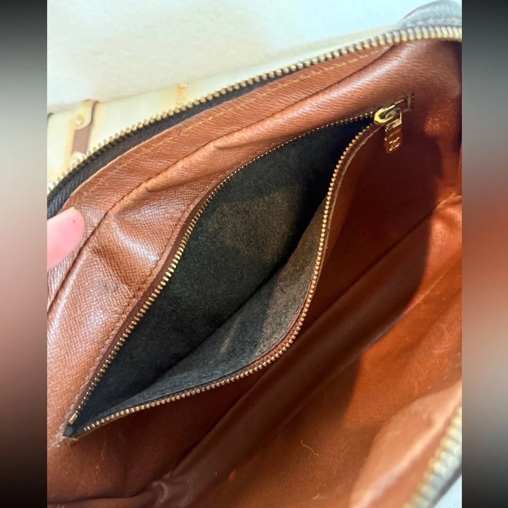 ๐ SOLD ๐ LOUIS VUITTON
Marly Dragonne GM
Monogram Clutch /Handbag - Picture 8 of 15